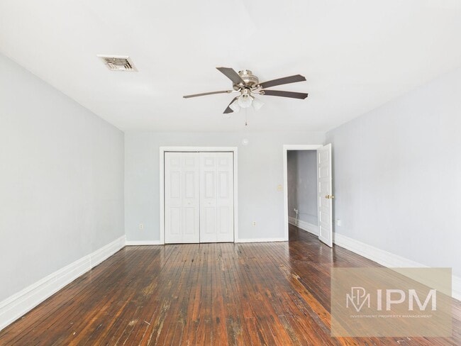 Building Photo - Available Now! Spacious 5 Bedroom, 1 Bath ...