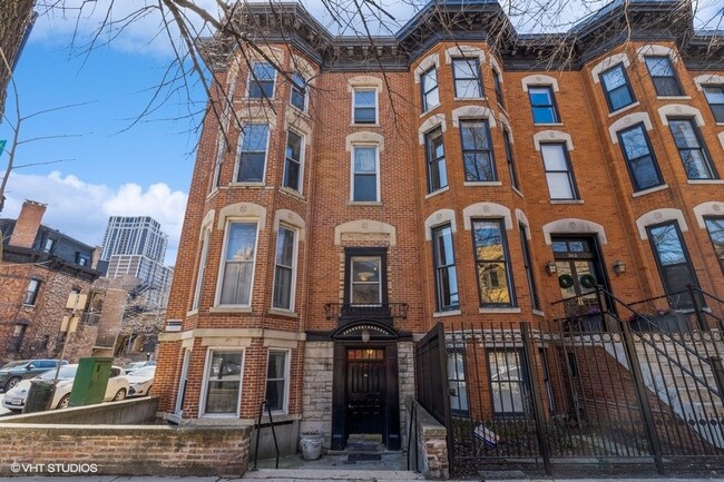 Primary Photo - 1852 N Lincoln Park W