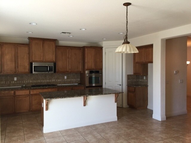 Building Photo - Manteca 4 Bedroom 1/2 bath 2 Car Garage ta...