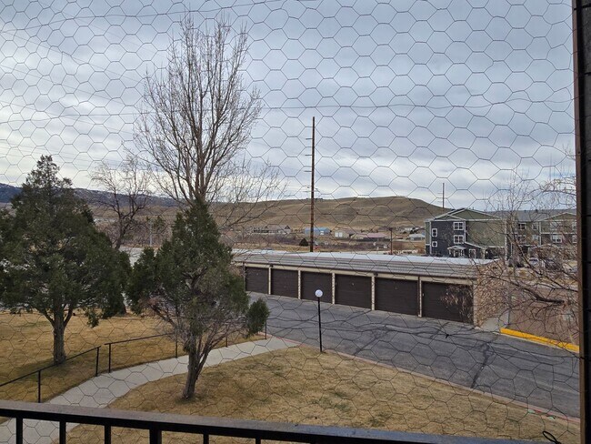 Building Photo - 2 Bedroom 1 Bathroom Condo Heat/Water Paid!