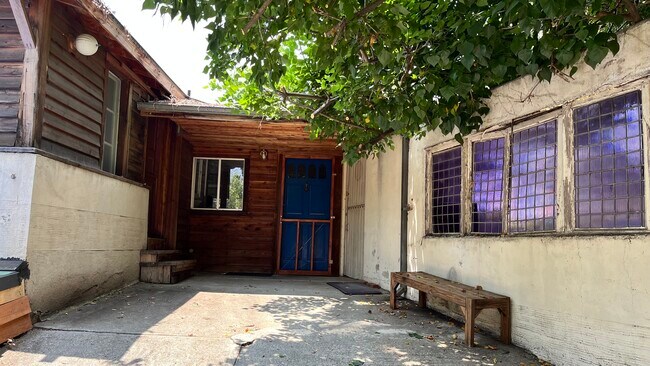 Front entrance w/ramp - 1472 Silverwood Dr