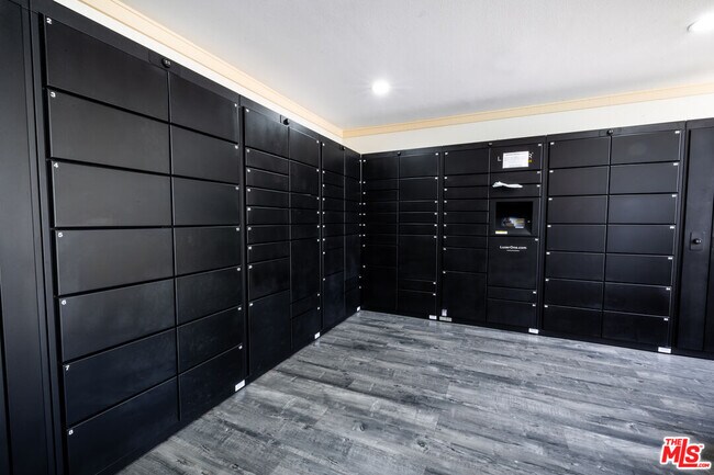 Building Photo - 6050 Canterbury Dr