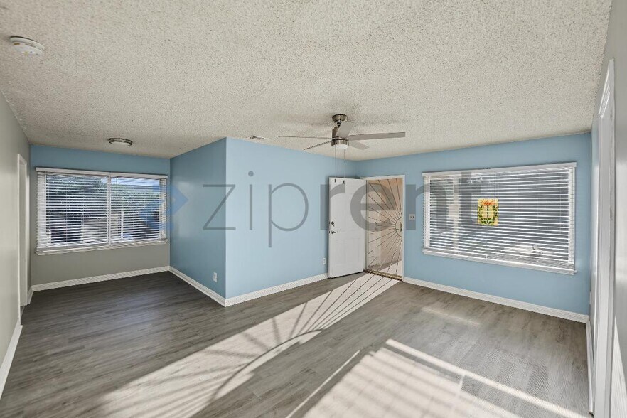 Building Photo - Unit