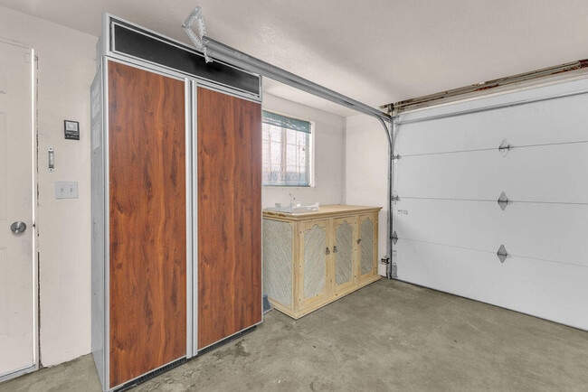 Building Photo - 74773 Leslie Ave