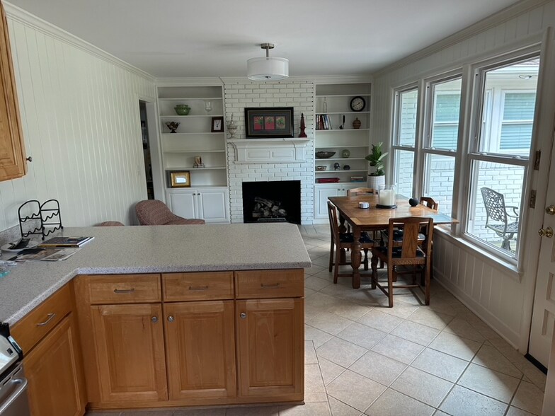 Building Photo - 749 Poinsettia St