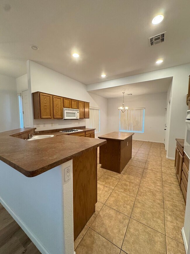 Building Photo - 3 Bed/2 Bath House with Boat Deep 3 Car Garage