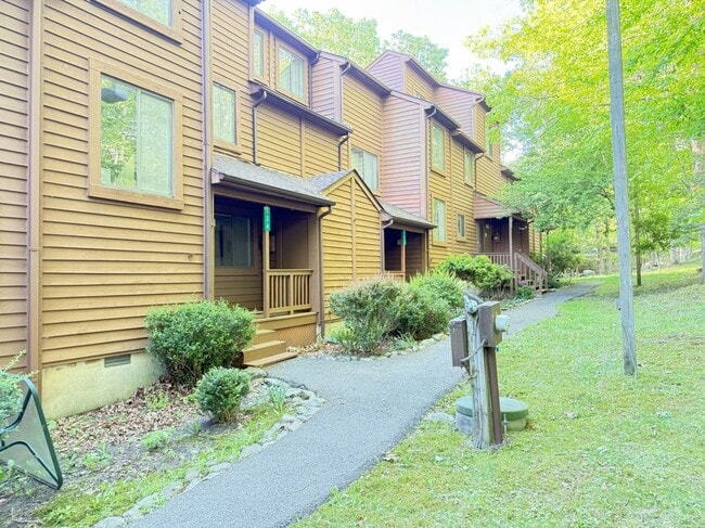 Building Photo - 134 English Ct