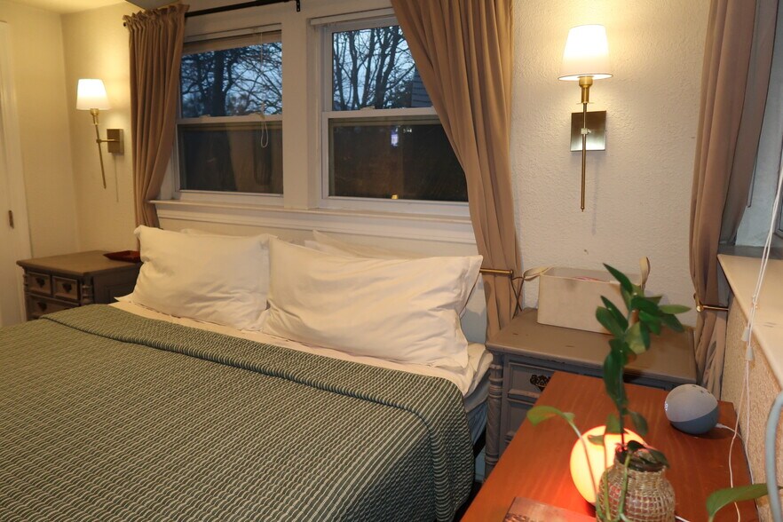 Building Photo - 11002 Lakeside Dr