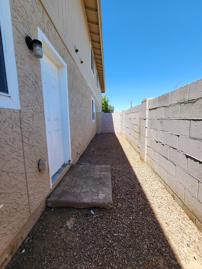 Building Photo - 143 S Doran