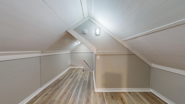 Building Photo - 3 Bed Single Family with Huge Kitchen and ...
