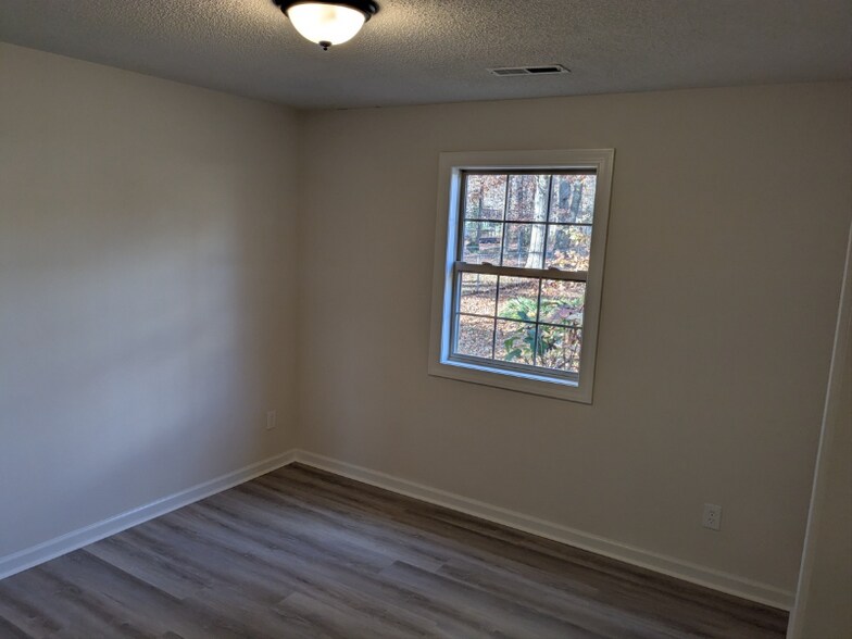 Building Photo - 588 Clutts Rd