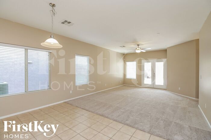 Building Photo - 1206 E Daisy Way