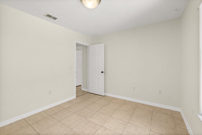 Building Photo - Spacious 3 Bedroom 2 Bath Duplex in Pine G...