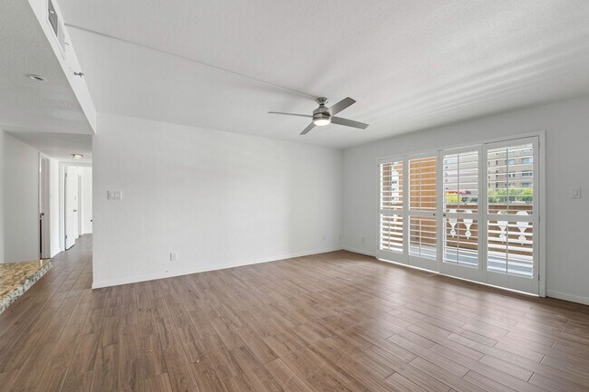 Building Photo - Welcome to this fabulous 2-bedroom, 2-bathroom condo in the heart of South Scottsdale!