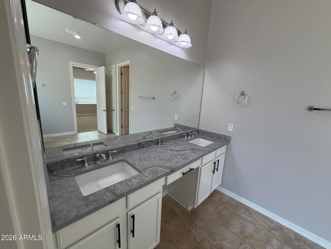Building Photo - 2417 E Iris Dr