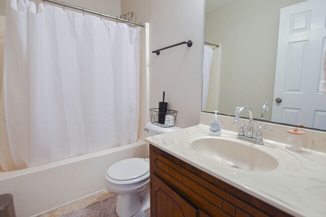 Building Photo - Pet Friendly Three Bedroom!