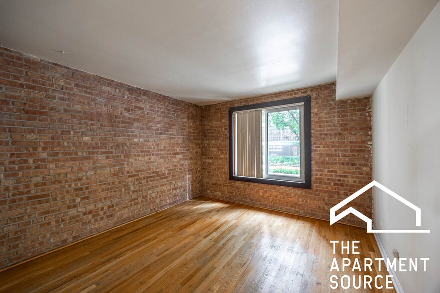 Building Photo - 1214 N La Salle Dr