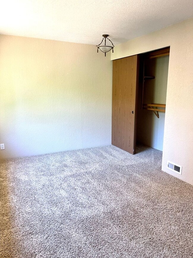 Building Photo - Large Unit! 2-Car Garage Parking! Don't Miss This One!