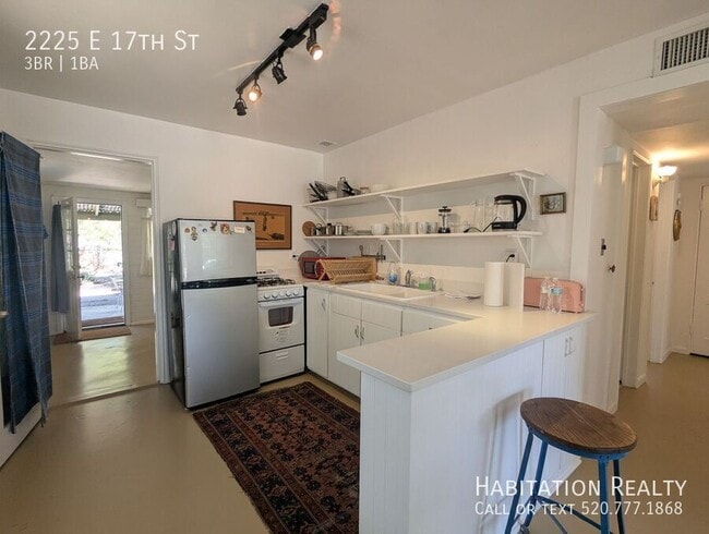 Building Photo - 2225 E 17th St