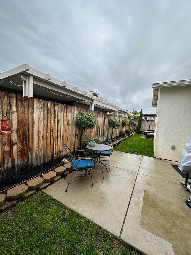 Building Photo - Charming and Elegant Home in Clovis District