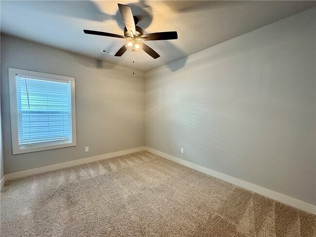 Building Photo - 925 NE Hts Ln