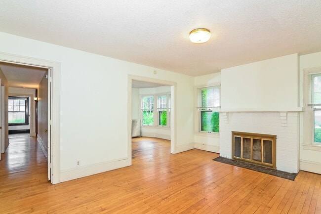 Building Photo - 509 6th St SE