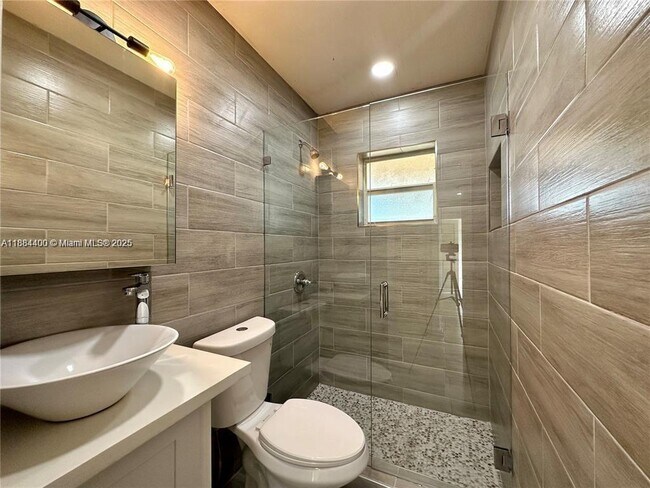 Building Photo - 912 NE 9th Ct