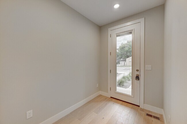 Building Photo - $3,900 - 4 Bed, 3.5 Bath Updated Townhome ...