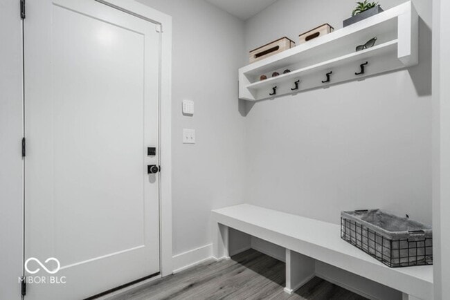 Building Photo - Beautiful townhome located off 16th and College. Pets allowed for an additional $1,000 non refund...