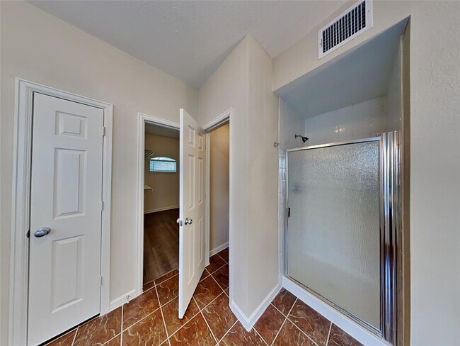 Building Photo - 501 Falcon Lake Dr