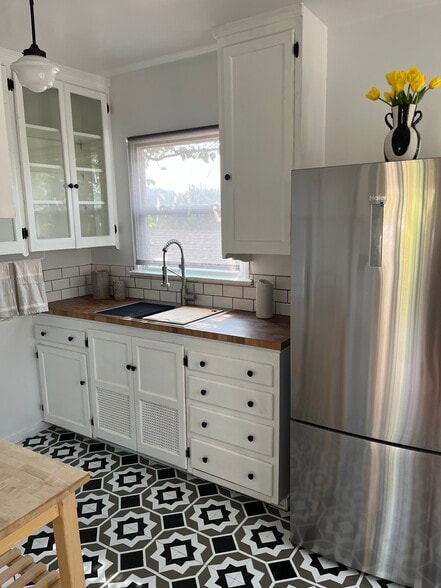 kitchen - 3034 Perlita Ave