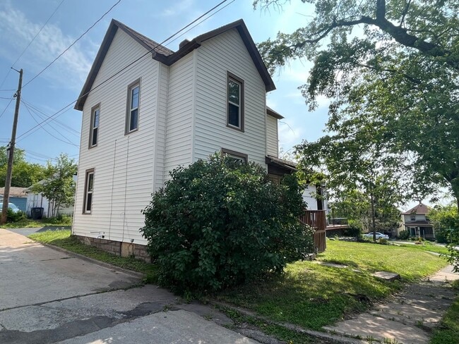 Building Photo - Renovated East Hillside 2 Bedroom 1 Bath S...