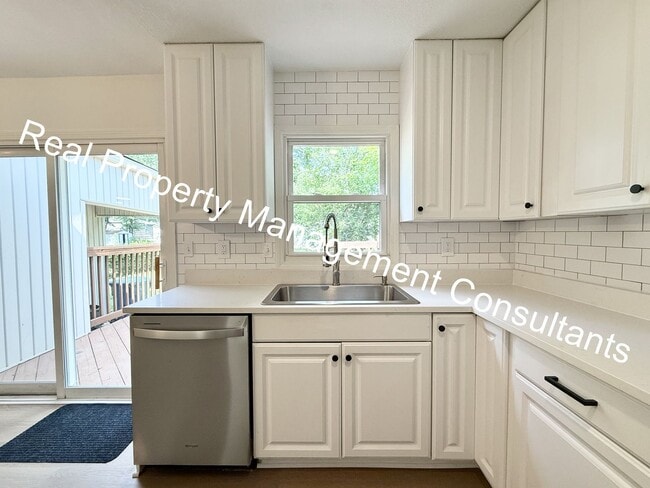 Building Photo - 4 Bed 2 Bath Prairie Village ranch style home!
