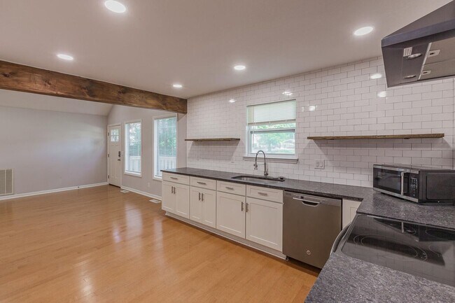 Building Photo - 3 bedroom updated home in a quiet, peaceful setting!