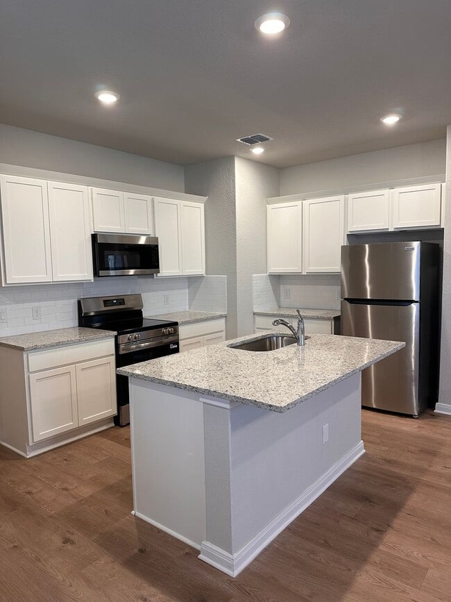 Building Photo - Gorgeous Luxury 3/2.5 Home