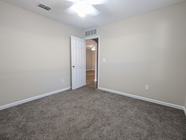 Building Photo - **SPECIAL for this 3/2 Duplex on 15 Month ...