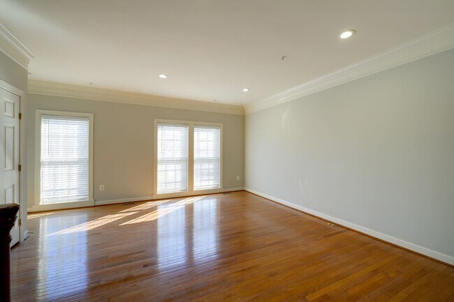 Building Photo - Luxury Living in the Villages of Urbana