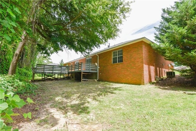 Building Photo - Duplex Available in August!