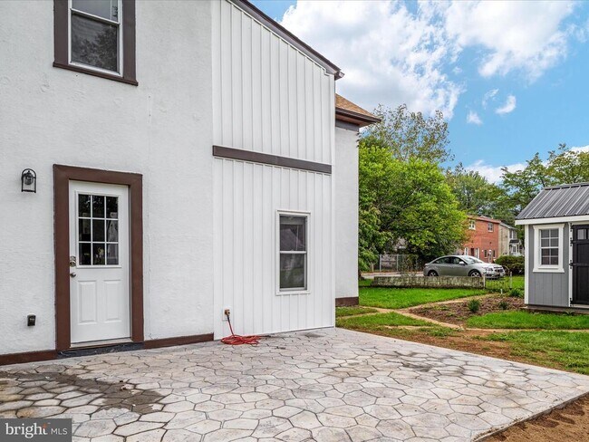 Building Photo - 323 Osage St