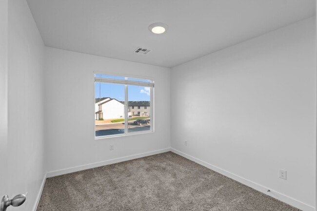 Building Photo - Comfortable and Spacious 4-Bedroom Townhom...