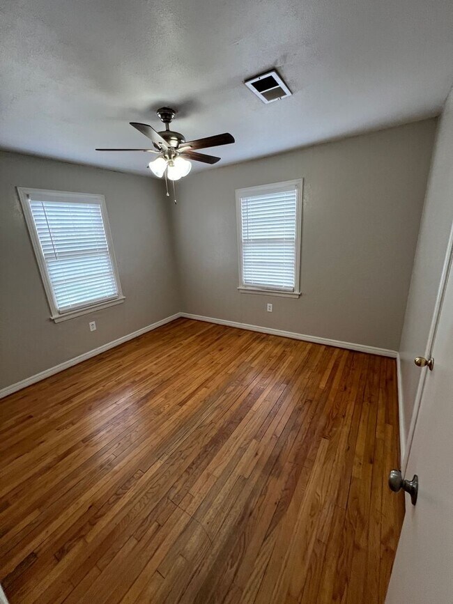 Building Photo - Pre Leasing for Fall 2026!!