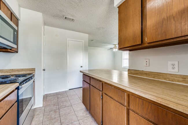 Building Photo - 2 Bedrooms in Irving with Large 2-Car Garage