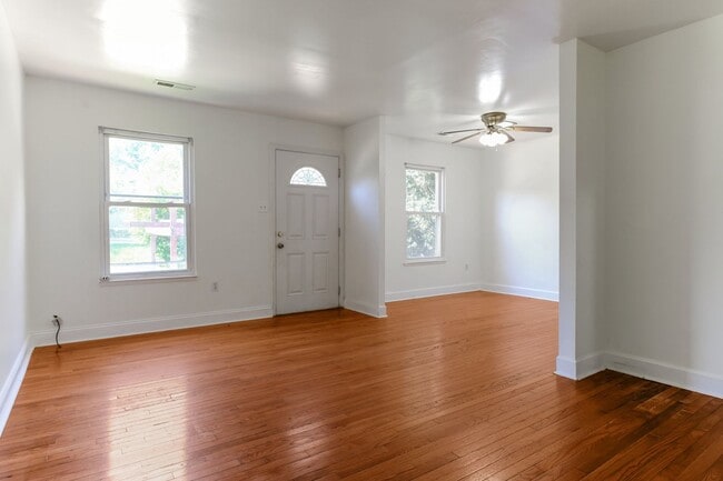 Building Photo - Move In Ready Townhome in Gaithersburg!