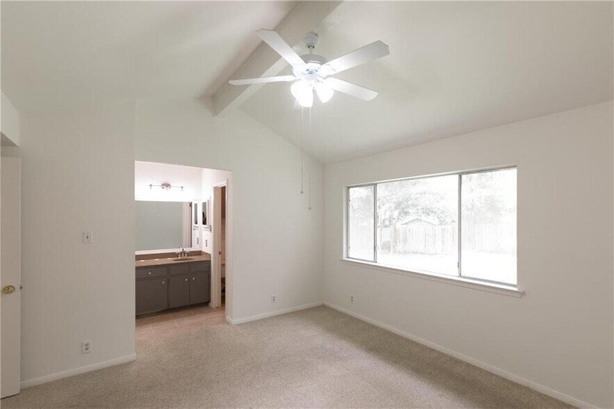 Building Photo - 925 Echo Ln