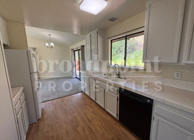 Building Photo - 2148 Skyview Glen