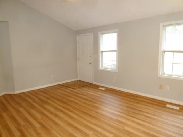 Building Photo - Great location! 4br house w/ parking, larg...