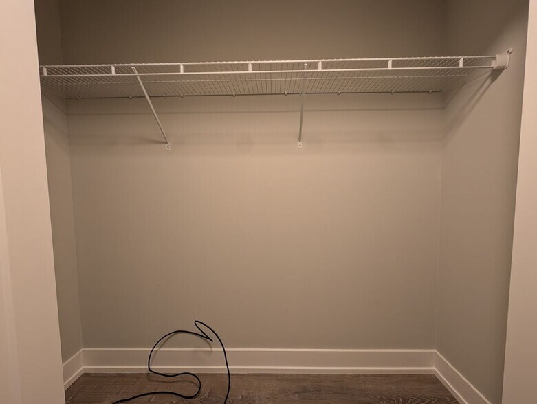 Building Photo - 530 W Surf St