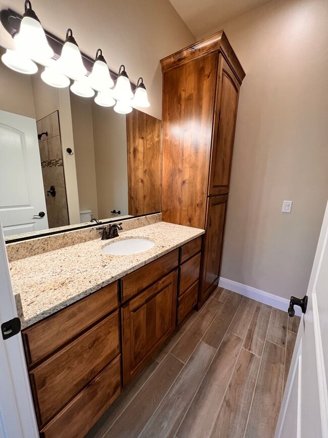 Building Photo - Townhome in Hurricane