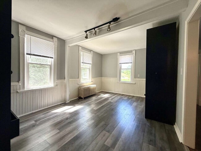 Building Photo - Large 2 bedroom, 1 bath for rent.