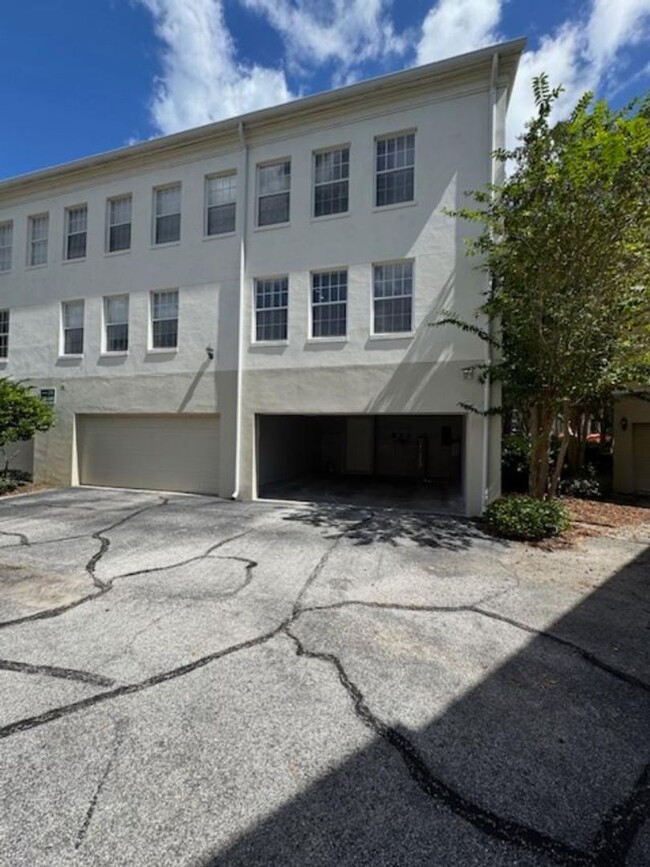 Building Photo - Updated 2 Bedroom 2 Bath Townhome in Siena...